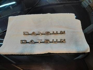 Datsun roadster emblemen  beschikbaar voor biedingen