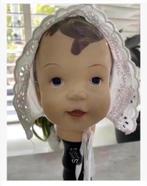 Korting Poppen meisjes hoofd op standaard met antiek mutsje, Antiek en Kunst, Ophalen of Verzenden