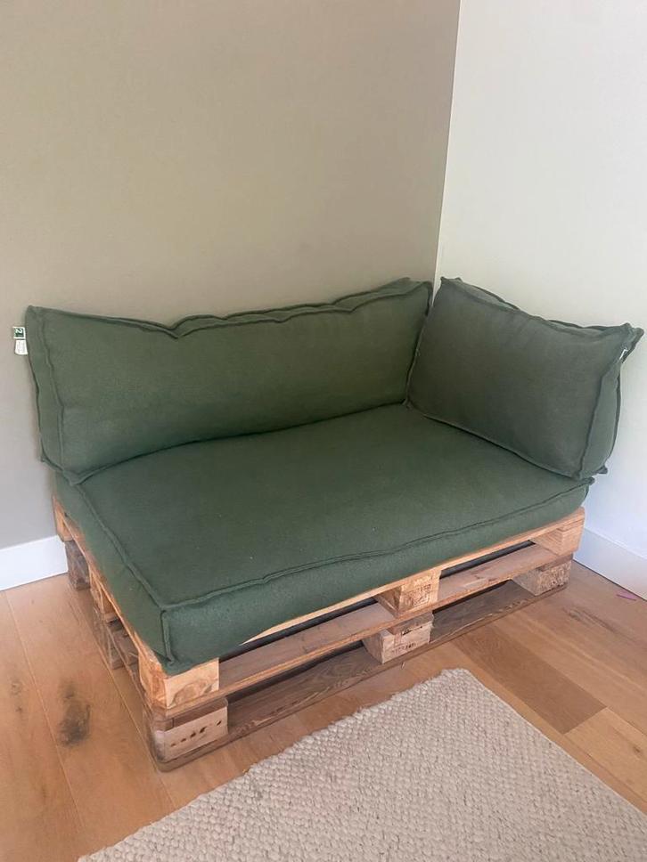 Palletbank met kussens - Groene loungebank, Huis en Inrichting, Banken | Sofa's en Chaises Longues, Gebruikt, Tweepersoons, Minder dan 150 cm