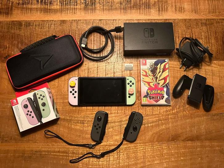 Nintendo Switch + Pokemon, Spelcomputers en Games, Spelcomputers | Nintendo Switch, Zo goed als nieuw, Switch Original, Met 2 controllers