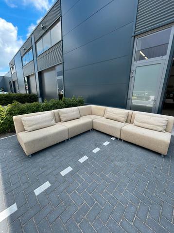 Modulaire hoekbank in zandkleur beschikbaar voor biedingen