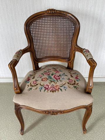 Vintage stoel met geborduurde zitting beschikbaar voor biedingen