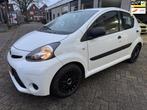 Toyota Aygo 1.0 VVT-i Now AIRCO ORG 138810 KM NAP KLEINE BEU, Auto's, Euro 5, Gebruikt, 4 stoelen, Origineel Nederlands