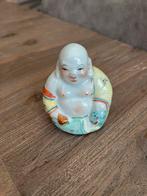 Chinees porseleinen beeldje van een lachende Boeddha, Huis en Inrichting, Woonaccessoires | Boeddhabeelden, Ophalen of Verzenden