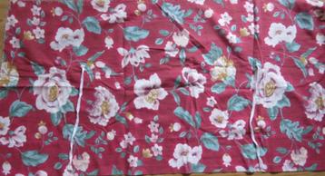 Vintage lap stof rood met roze bloemen beschikbaar voor biedingen
