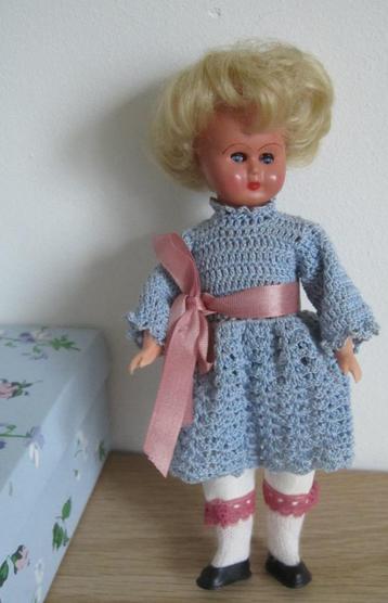 Brocant popje met mooi jurkje beschikbaar voor biedingen