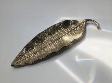 Mooi zilverkleurig metalen boom blad, democratie stuk beschikbaar voor biedingen