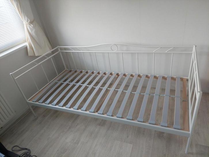 Metalen frame 1 persoonsbed wit ikea, Huis en Inrichting, Slaapkamer | Bedden, Gebruikt, Eenpersoons, 90 cm, 200 cm, Metaal, Wit