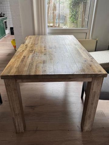 Prachtige massief houten eettafel beschikbaar voor biedingen