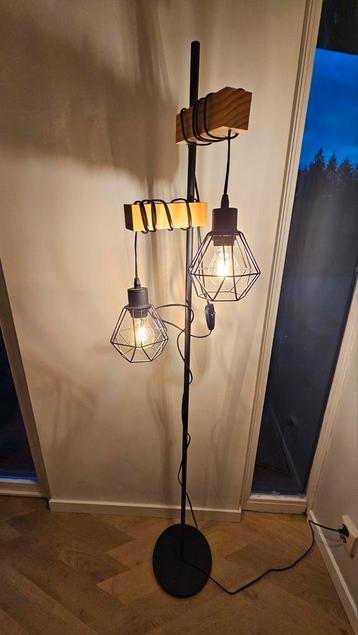 Vloerlamp zwart staal met houten details | industrieel beschikbaar voor biedingen