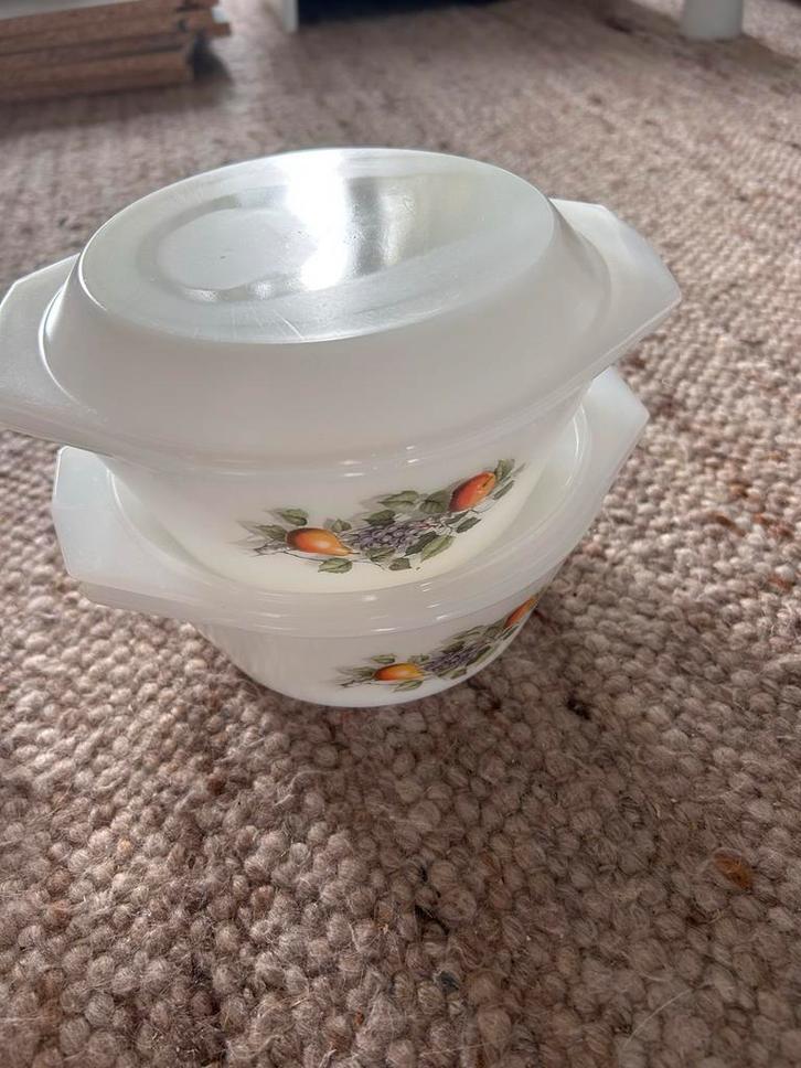 2 Arcopal schalen met fruitmotief, Huis en Inrichting, Keuken | Keukenbenodigdheden, Gebruikt, Ophalen of Verzenden