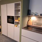 Greeploze showroomkeuken in kleur zand., Huis en Inrichting, Keuken | Complete keukens, Nieuw, Kunststof, Greeploos, Enkelwandige keuken