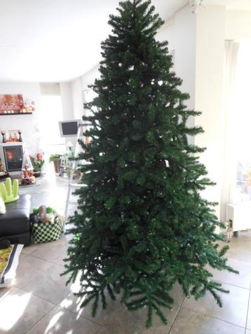 Grote kunstkerstboom beschikbaar voor biedingen