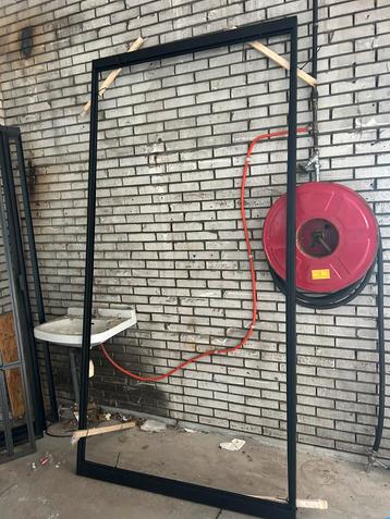 Stalen taatskozijn zonder glas om tussen te bouwen beschikbaar voor biedingen