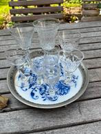 Delfts blauw schaaltje met antieke glazen: geslepen borrel, Verzamelen, Glas en Borrelglaasjes, Kristal, Ophalen of Verzenden