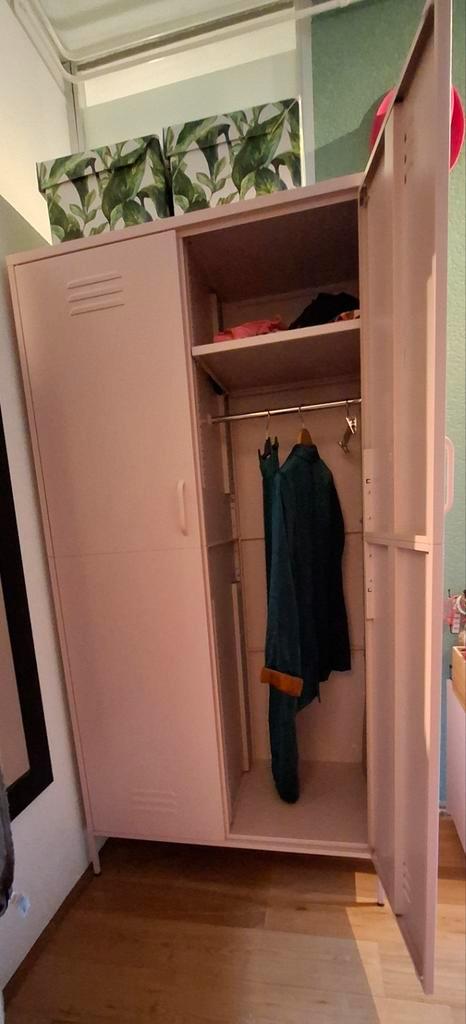 Poederroze metalen kledingkast (en nachtkastje), Huis en Inrichting, Kasten | Kledingkasten, Zo goed als nieuw, 150 tot 200 cm