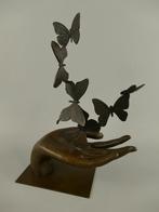 Bronzen hand met vlinders H.35x25cm, Antiek en Kunst, Ophalen of Verzenden