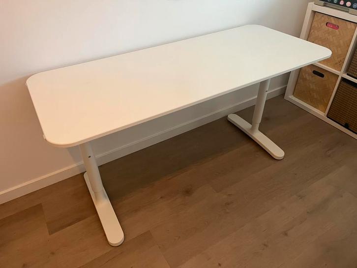 Bureau ikea Bekant, 140x60cm Wit, Huis en Inrichting, Bureaus, Zo goed als nieuw, Bureau, In hoogte verstelbaar, Ophalen