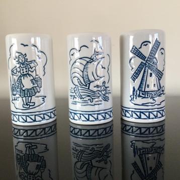 Vintage Ceramarte Brazil shotbekers reliefdecor Delft Blauw beschikbaar voor biedingen
