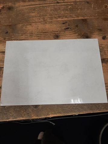 Tegels, wit met klein beetje grijs, ruim 4 vierkante meter  beschikbaar voor biedingen