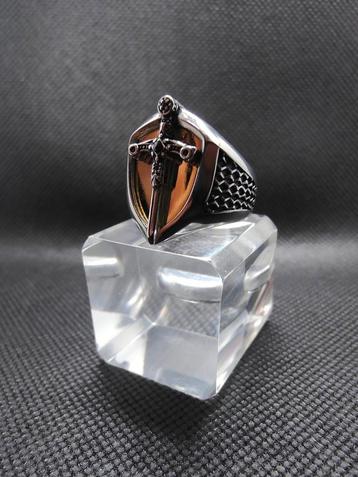 Zilver 925 ring. Maat 20. Zwaard op gouden schild beschikbaar voor biedingen