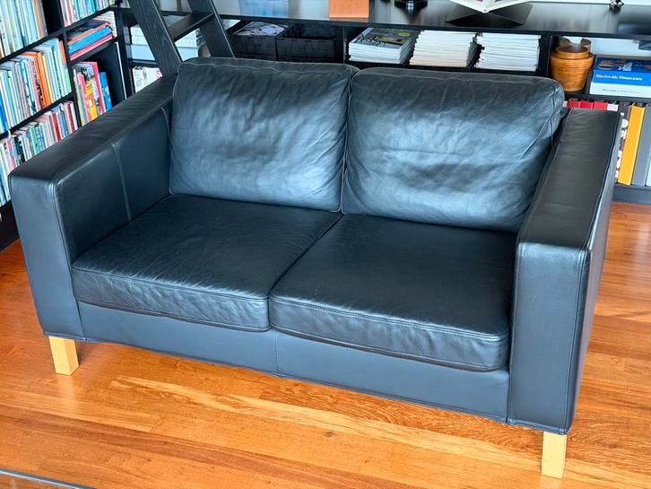IKEA Karlanda Zwart Leren 2-zits Bank, Huis en Inrichting, Banken | Sofa's en Chaises Longues, Gebruikt, Tweepersoons, 150 tot 200 cm