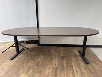 Ovale vergadertafel Teezz beschikbaar voor biedingen
