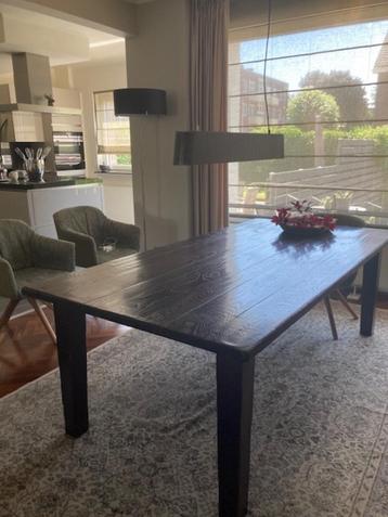 tijdloze eettafel beschikbaar voor biedingen