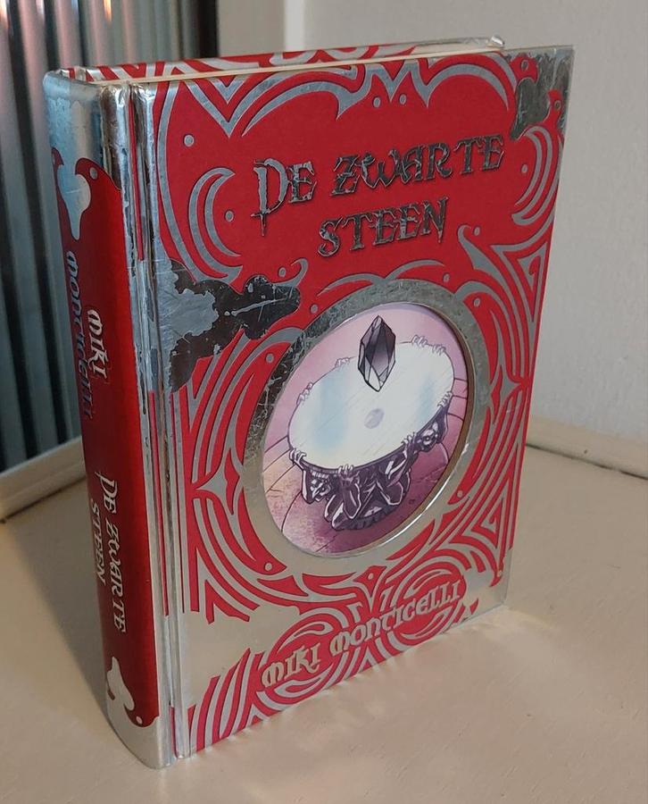 De Zwarte Steen - Miki Monticelli, Boeken, Kinderboeken | Jeugd | 10 tot 12 jaar, Gelezen, Ophalen of Verzenden