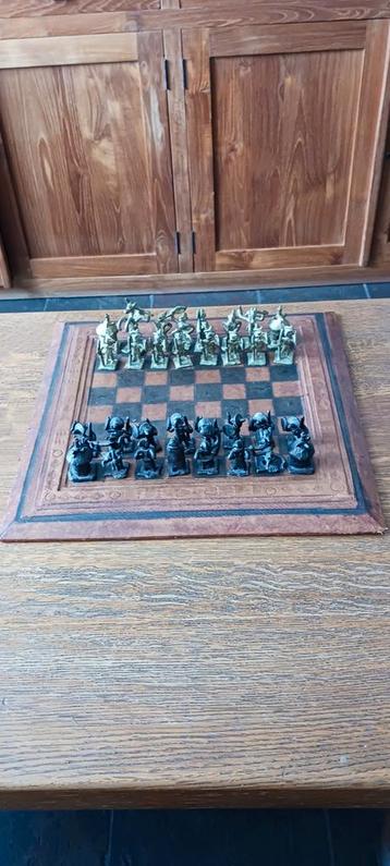 BRONZEN SCHAAKSPEL AFRIKAANSE FIGUREN OP LEREN SCHAAKBORD 32 beschikbaar voor biedingen