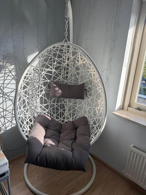 Ei stoel, hangend. Kleur wit met riet. Prima staar, Huis en Inrichting, Stoelen, Zo goed als nieuw, Eén, Overige materialen, Wit