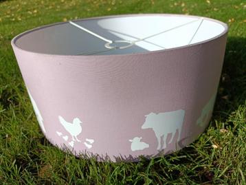 Roze lampenkap boerderij beschikbaar voor biedingen