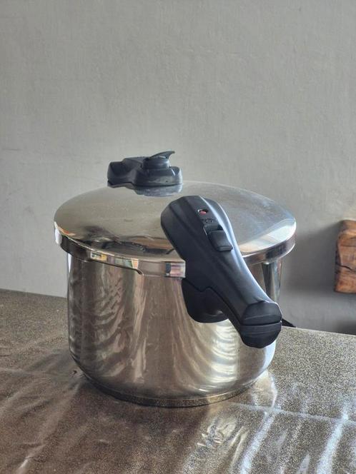 Bk snelkookpan 6 liter met inzetmand, Huis en Inrichting, Keuken | Potten en Pannen, Zo goed als nieuw, Kookpan of Snelkookpan