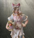 ANTIEK PORSELEINEN BEELD VROUW MET FRUITMAND, Antiek en Kunst, Verzenden