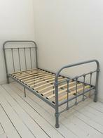 Als Nieuw! Metalen bed meidenbed grijs 90x200 cm, Huis en Inrichting, Slaapkamer | Bedden, Ophalen, 90 cm, Eenpersoons, Zo goed als nieuw