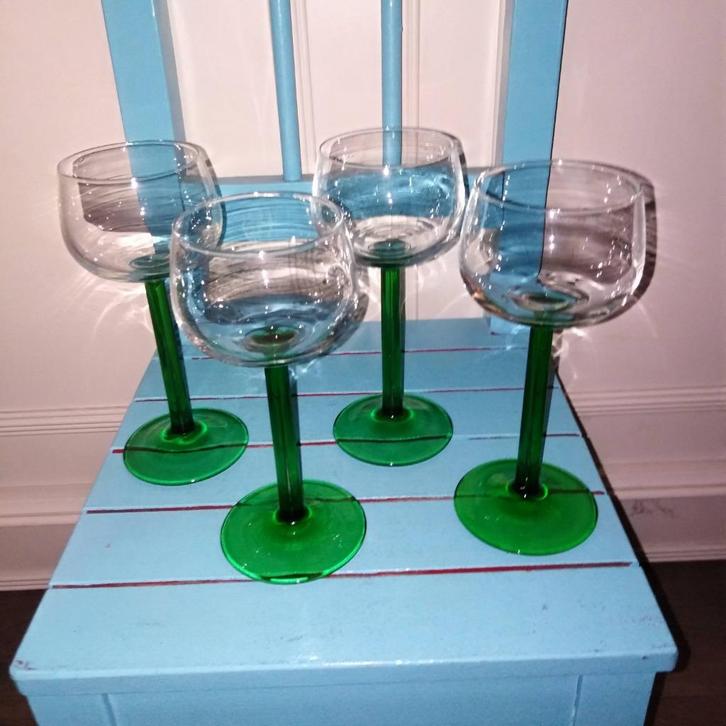 Wijnglazen op groene voet set van 4, Huis en Inrichting, Keuken | Servies, Zo goed als nieuw, Glas of Glazen, Overige stijlen
