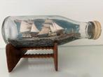 Schip in fles met houten standaard, Ophalen of Verzenden