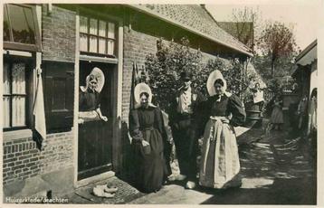 (300-149-023) Nederland Huizerklederdrachten beschikbaar voor biedingen