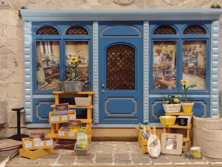 MDF winkelgevel / shopfront naturel 39 x 23 cm DHZ pakket, Verzamelen, Poppenhuizen en Toebehoren, Zo goed als nieuw, Poppenhuis