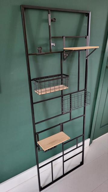 Stalen Wandrek met Plankjes & Accessoires