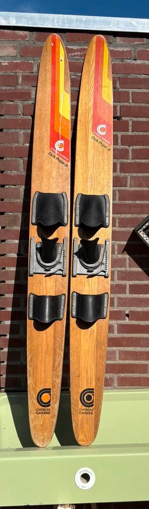 Oude waterski’s / man/girlcave versiering  beschikbaar voor biedingen