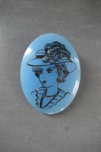 Vintage ovale broche kunststof blauw met vrouw, Sieraden, Tassen en Uiterlijk, Broches, Overige materialen, 4 tot 7 cm, Blauw