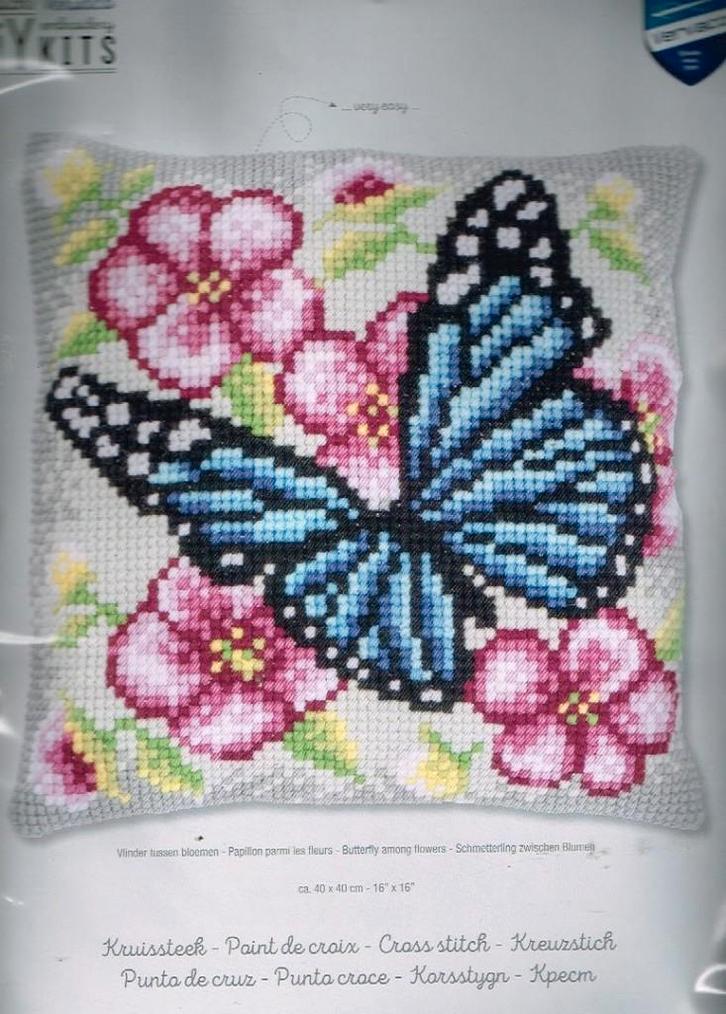 Cado vervaco borduurpakket kussen vlinder tussen bloemen, Hobby en Vrije tijd, Borduren en Borduurmachines, Nieuw, Borduurpakket