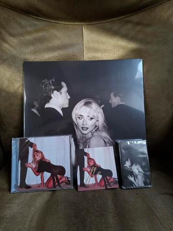 Sabrina Carpenter - Man's Best Friend Bundle (Signed) beschikbaar voor biedingen