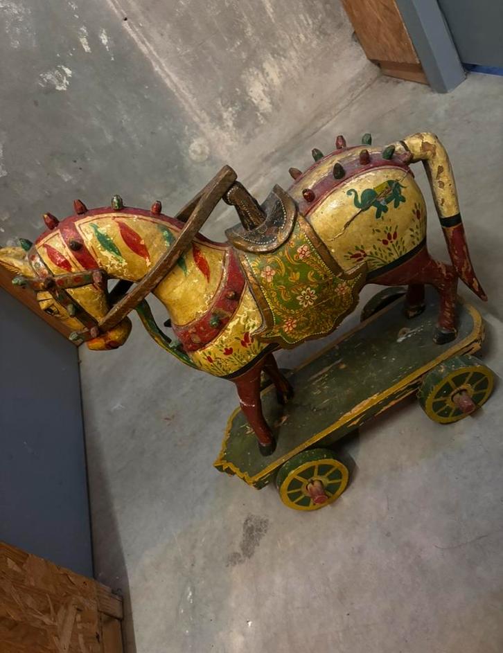 Antiek Indiaas houten paard op wielen, Antiek en Kunst, Kunst | Designobjecten, Ophalen of Verzenden