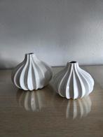 Set van 2 witte vaasjes, Wit, Aardewerk of Porselein, Ophalen of Verzenden, Zo goed als nieuw