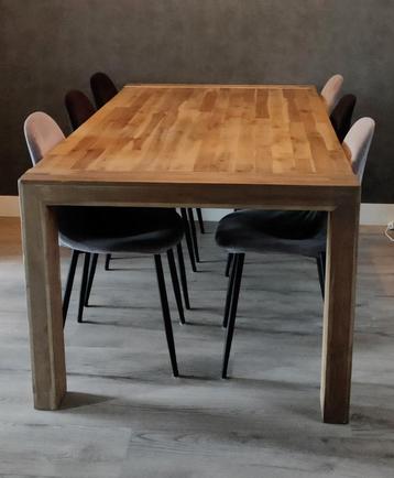 Eettafel met 6 stoelen beschikbaar voor biedingen