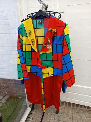Bonte carnavalsjas en blauwe blouse beschikbaar voor biedingen