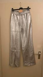Nieuw zilverkleurige broek maat S merk Refined Department, Maat 38/40 (M), Overige kleuren, Nieuw, Ophalen of Verzenden
