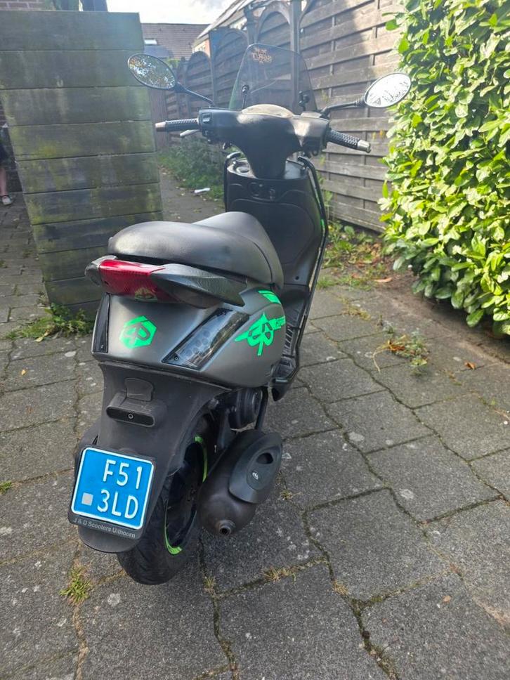 Zip piaggio 50cc, Fietsen en Brommers, Snorfietsen en Snorscooters, Zo goed als nieuw, Overige merken, Benzine, Ophalen